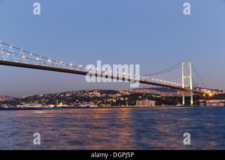 A view of the Bosphorus bridge from the Besiktas promenade in Istanbul ...
