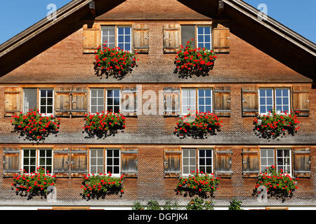 Bregenzerwald house with geraniums jewelry, Baien, Reuthe, Bregenzerwald, Bregenzer Wald, Vorarlberg, Austria Stock Photo