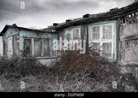 An old unoccupied farmhouse in Gruenefeld, Havelland region, Brandenburg Stock Photo