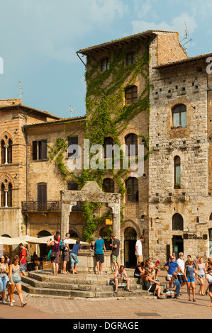 Piazza della Cisterna, San Gimignano, Tuscany, Italy Stock Photo