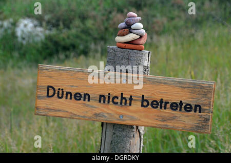 Sign 'Duenen nicht betreten' or Do not enter dunes, Prerow, Darss-Zingst, Nationalpark Vorpommersche Boddenlandschaft national Stock Photo