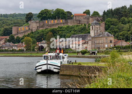 Houseboat on the Moselle river, castle above Sierck-les-Bains, Thionville, Lorraine, France, Europe Stock Photo