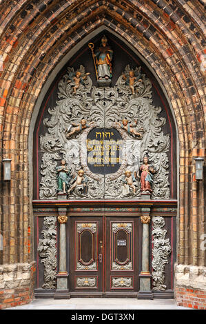 West portal of St. Nicholas Church, Brick Gothic building mentioned in documentation from 1276, Auf dem Sankt Nikolaikirchhof 2 Stock Photo