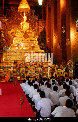 People worshipping altar with Buddha statue in the Wat Po Temple, Wat Phra Chetuphon, city center, Phra Nakhon district, Bangkok Stock Photo