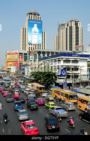 Cars and other city traffic, buildings with advertising in the Ratchadamri Road, Pathumwan, Pathum Wan district, Bangkok Stock Photo