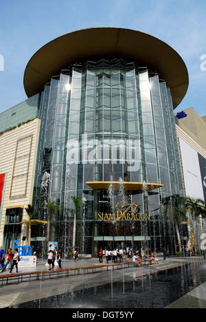 Thailand, Bangkok, Pathum Wan, Rama 1 Road, Siam Paragon, complex, mall,  shopping, entrance, fountain, water. - SuperStock