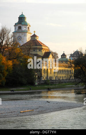 The Isar river and Muellersches Volksbad public swimming pool, autumn in Munich, Upper Bavaria Stock Photo