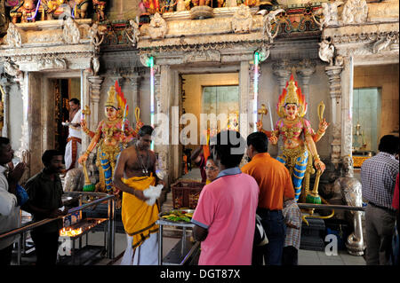 Religious ritual in a Hindu temple, Veerama Kaliamman Temple, Serangoon Road, in the Indian district, Little India, city centre Stock Photo