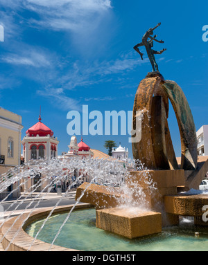 Portugal, the Algarve, Loulé town centre, the fountain roundabout with modern sculpture Stock Photo