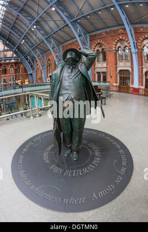 Sir John Betjeman, sculpture by Martin Jennings, St Pancras Station,London Stock Photo