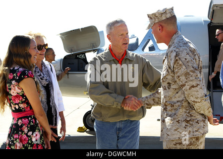 The 35th commandant and first lady of the Marine Corps, General and Mrs. James F. Amos, greet Sgt. Christopher A. Prior, right, Stock Photo