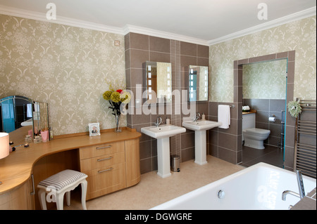 Modern Bathroom Wetroom en suite dressing room Stock Photo