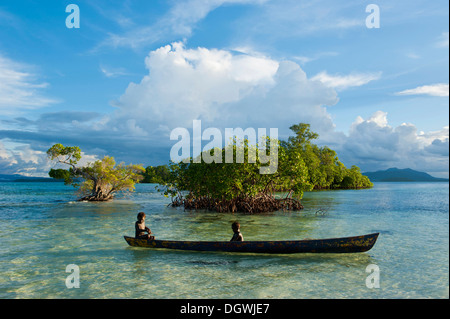 Boys in a canoe in the Marovo Lagoon, Marovo Lagoon, Western Province, Solomon Islands Stock Photo