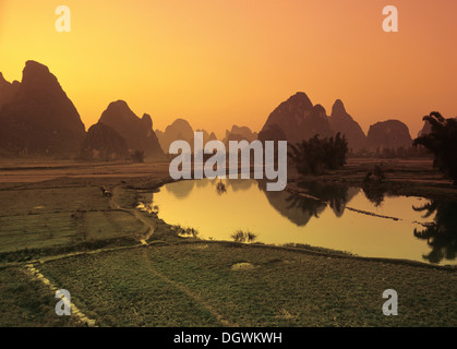 Karst mountain landscape along the Yulong River, Yangshuo, Li Jiang River, Guilin, Guangxi, China, Asia Stock Photo