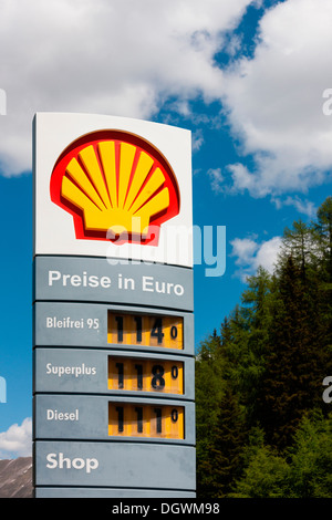 Shell petrol station, petrol prices, duty-free refuelling in Samnaun, Samnaun, Engadin, Unterengadin, Canton of Graubünden Stock Photo