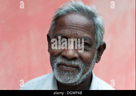 Portrait of an old Tamil man with a gray beard, Dalhousie, am Maskeliya Reservoir, Zentrales Hochland, Sri Lanka