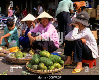 Market vendors with conical hats or Non La, Durian (Durio zibethinus) fruits, Ho-Chi-Minh-Stadt, Vietnam Stock Photo