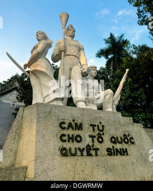 War memorial, patriotic sculpture at Hoan Kiem Lake, Hanoi, Provinz Ha Noi, Vietnam Stock Photo