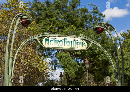 Hector Guimard Art Nouveau Paris Métro entrance (Richard-Lenoir station), Paris, France Stock Photo