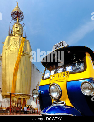 Luang Pho Tho, 32 m tall Buddha statue of Wat Intharawihan, Wat Indra, tuk tuk, Bangkok, Central Thailand, Thailand Stock Photo