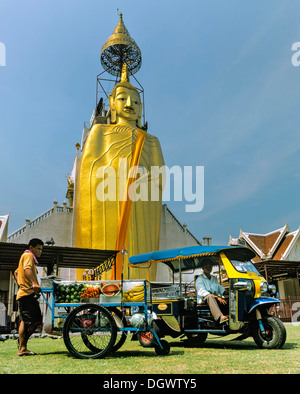 Luang Pho Tho, 32 m tall Buddha statue of Wat Intharawihan, Wat Indra, tuk tuk, Bangkok, Central Thailand, Thailand Stock Photo