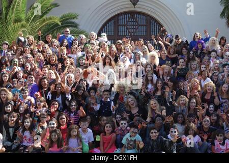 Santa Barbara, California USA – 26 October 2013 An estimated 10,000 zombie dancers at over 200 locations in over 25 countries perform Michael Jackson's 'Thriller' six minute dance at the same exact time at the 8th annual “Thrill The World” Halloween charity event. The Santa Barbara Courthouse Sunken Gardens $35 participation fee raises money for educational programs in Rwanda. October 26, 2013 Credit: Lisa Werner/ Alamy Live News Stock Photo