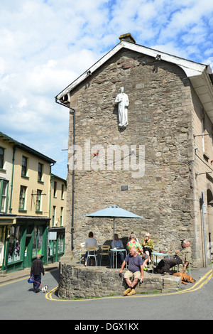 The Town Hall with statue of Henry VII on the wall overlooking the Town Square, Hay-on-Wye,  Powys, Wales, United Kingdom Stock Photo
