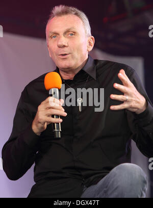 Trafalgar Square, London, UK. 26th Oct, 2013. Legendary NFL Quarterback JOE MONTANA appears at the NFL Fan Rally in Trafalgar Sqaure, London - October 26th 2013  © KEITH MAYHEW/Alamy Live News Stock Photo