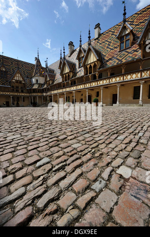 Courtyard of the Hôtel-Dieu, a former hospital, 1422, Beaune, Département Côte-d’Or, Region Burgundy, France Stock Photo