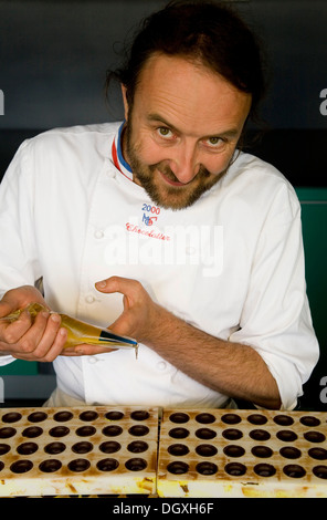 Chocolatier Patrick Roger producing 'honey chocolates', 'la Ganache au Miel du Jardin', Sceaux/Paris, Paris, Ile-de-France Stock Photo