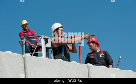 Construction workers on a building site in Fridolfing, Bavaria Stock Photo