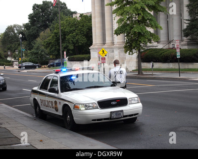 United States Secret Service police car and police officer, 17th Street, Washington DC, USA Stock Photo