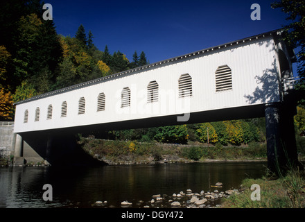 Goodpasture Covered Bridge on Lower McKenzie River, McKenzie Wild and Scenic River, Willamette National Forest, Oregon Stock Photo