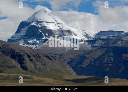 Mount Kailash, Tibetan, Kang Rinpoche, 6638 m, with the entrance into the western valley of Kailash Kora, Western Tibet Stock Photo