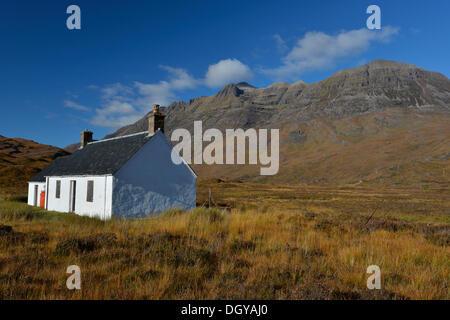 Refuge in front of Mt Liathach, Glen Torridon, Beinn Eighe National Nature Reserve, SNH, Kinlochewe, Scottish Highlands Stock Photo