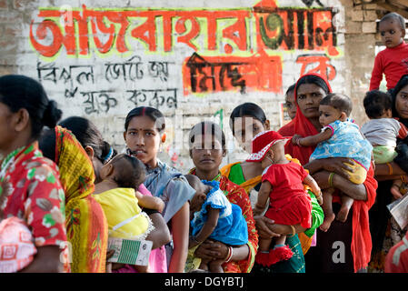 Women waiting with their children, vaccination campaign for children by the German Doctors for Developing Countries in Calcutta Stock Photo