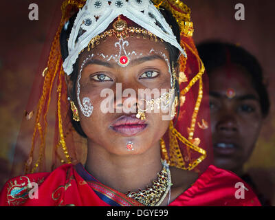 Traditionally dressed bride wearing jewellery, near Bankura, West Bengal, eastern India, India, Asia Stock Photo