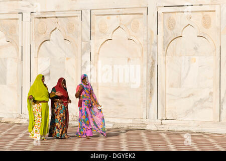 Women wearing colourful saris, Taj Mahal, mausoleum, UNESCO World Heritage Site, Agra, Uttar Pradesh, India Stock Photo