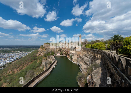 Fortified wall, reservoir in Chittorgarh Fort of the Hindu Rajput princes, Chittorgarh, Rajasthan, India Stock Photo