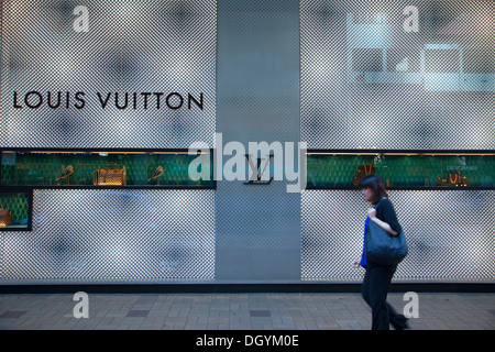 FILE--A young woman checks a second-hand Louis Vuitton (LV) handbag at a  Milan Station secondhand luxury goods shop in Shanghai, China, 29 September  Stock Photo - Alamy