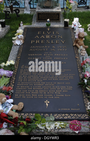 Tennessee. Memphis. Graceland Mansion to Elvis Presley (1935-1977). Meditation graden. Grave of 'The King'. USA. Stock Photo