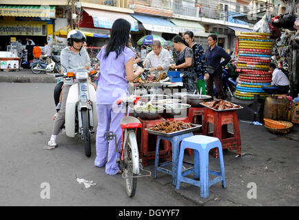 Women shopping at a street market in Phnom Penh, Cambodia, Asia Stock Photo