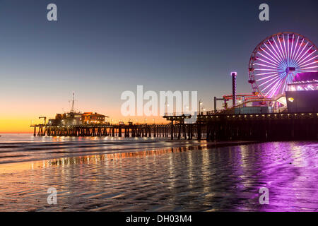 Ferris wheel at Pacific Park on the Santa Monica Pier and the beach in Santa Monica at dusk, Santa Monica, Los Angeles County Stock Photo