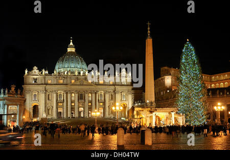 St Peter's Basilica, Basilica di San Pietro, with the Nativity scene and a Christmas tree in St. Peter's Square, Rome, Lazio Stock Photo