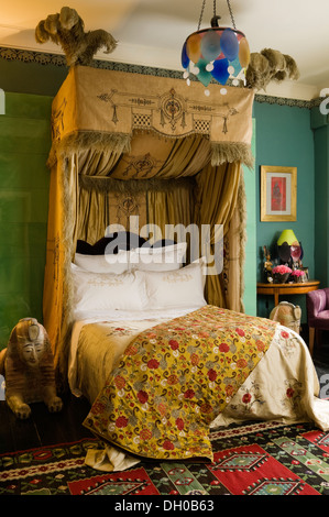 Bedroom walls lined in green felt fabric with hangings made from old Ottoman embroidered textiles from Istanbul Stock Photo