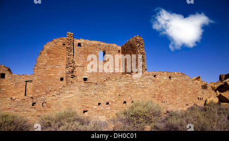 The sandstone walls of the Anasazi great house of Pueblo Bonito, Chaco Canyon National Historical Park, New Mexico Stock Photo