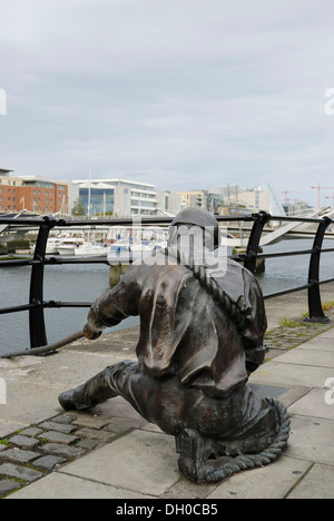 Bronze sculpture of a longshoreman on the banks of the River Liffey, old docks, Dublin, Republik of Ireland, Europe Stock Photo