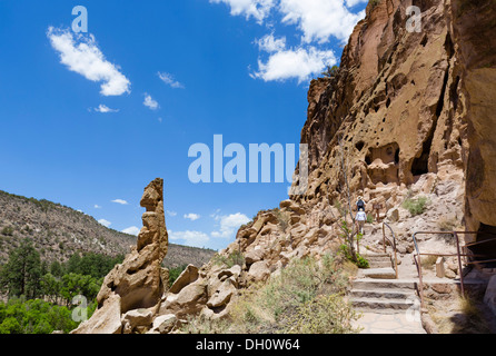 Trail past Pueblo Indian cliff dwellings at Bandelier National, Monument, near Los Alamos, New Mexico, USA Stock Photo