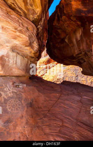 Altatl Rock Petroglyphs. Ancient drawing over 4,000 years old in the Valley of Fire Stock Photo
