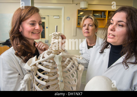 Students learn about bone identification with Forensic Anthropologist Dr Anna Williams (right) at the Forensic Institute of Cran Stock Photo